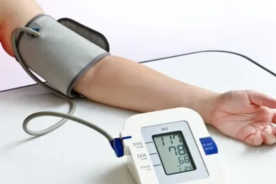 Control de la presión arterial y electrocardiograma