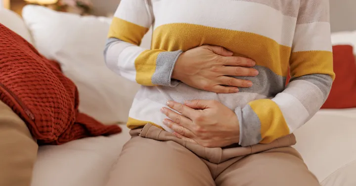 Hinchazón abdominal mujeres: causas y tratamiento